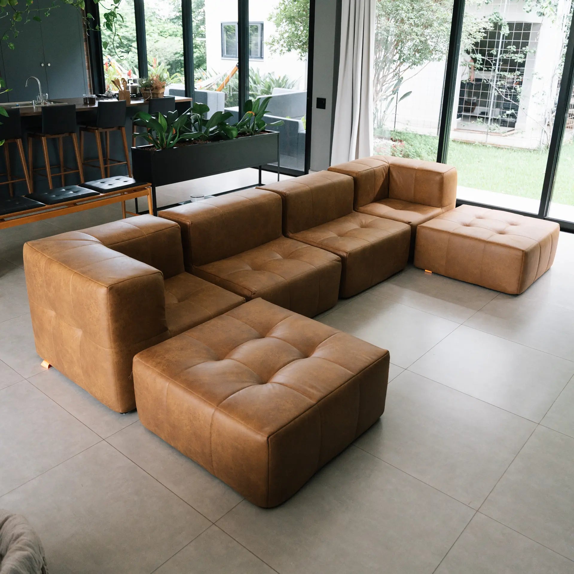 Sofá na Caixa modular 3 lugares Poli-Couro Marrom - 1 Braço com Chaise Grátis