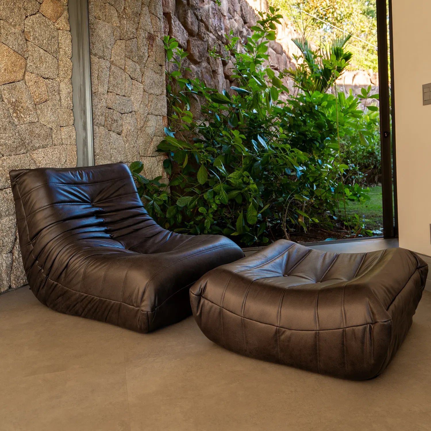 Apoio para Poltrona na Caixa Cozy - Corino Preto